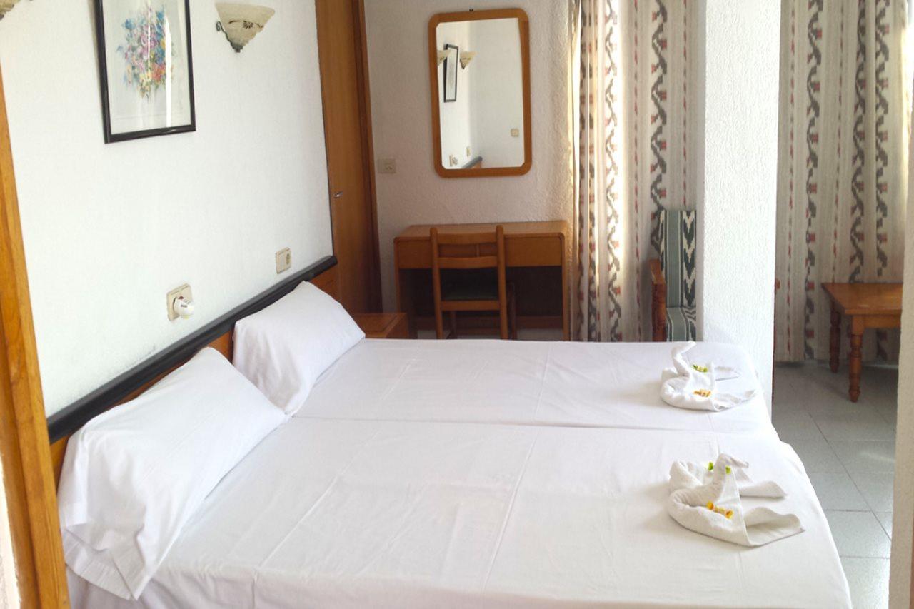 Hostal Port Corona Кала Ратхада Екстериор снимка