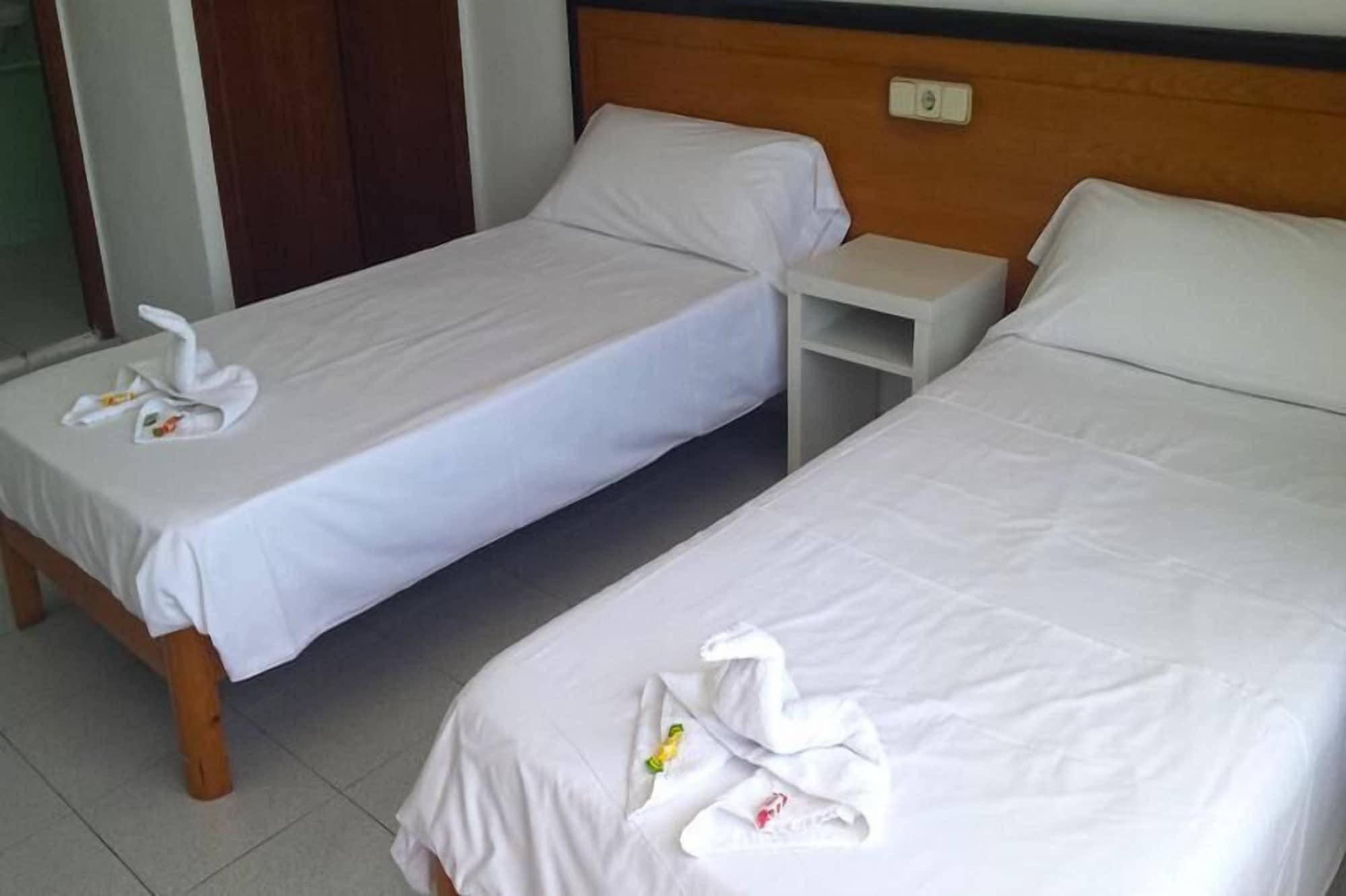 Hostal Port Corona Кала Ратхада Екстериор снимка