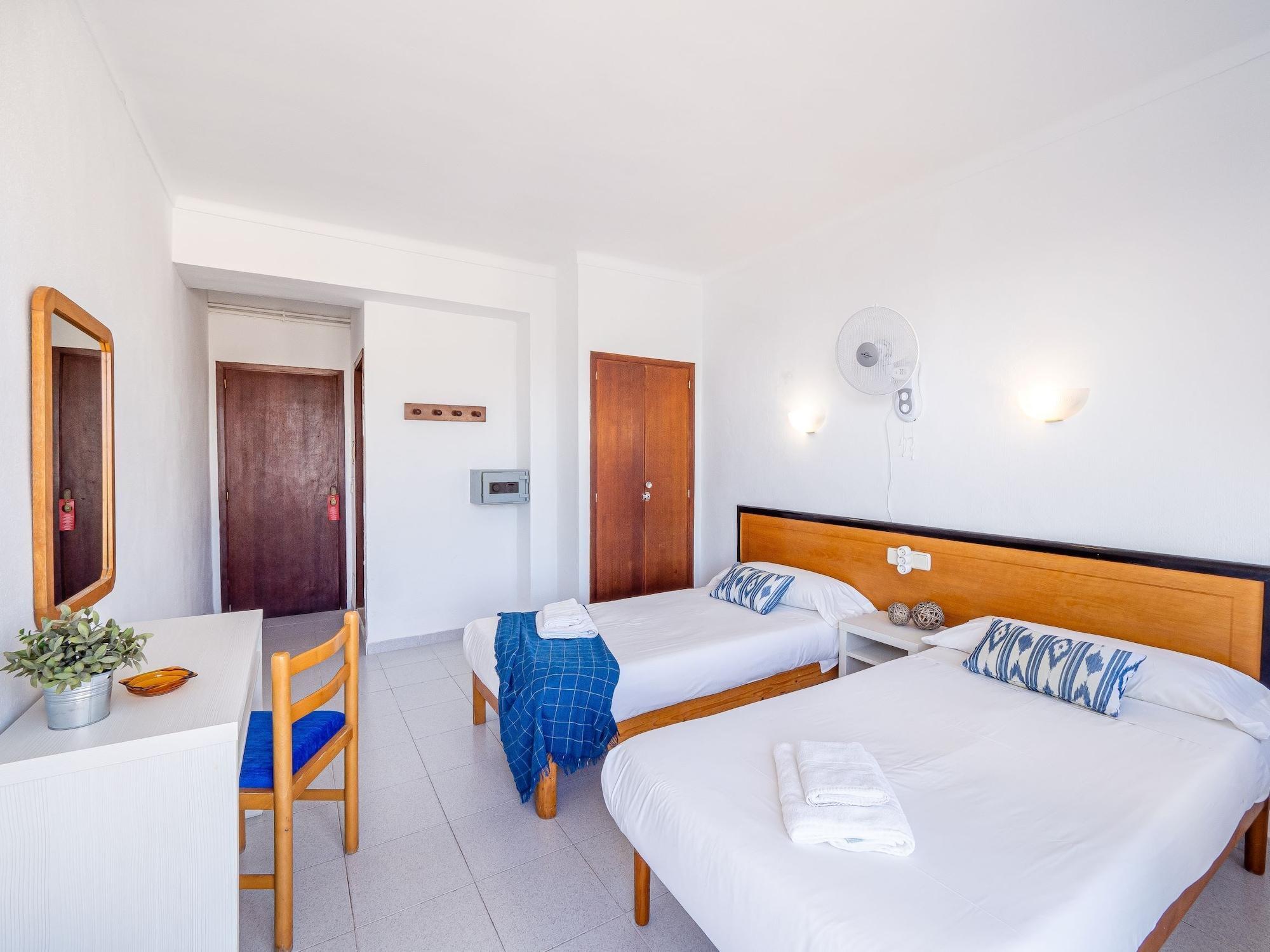 Hostal Port Corona Кала Ратхада Екстериор снимка