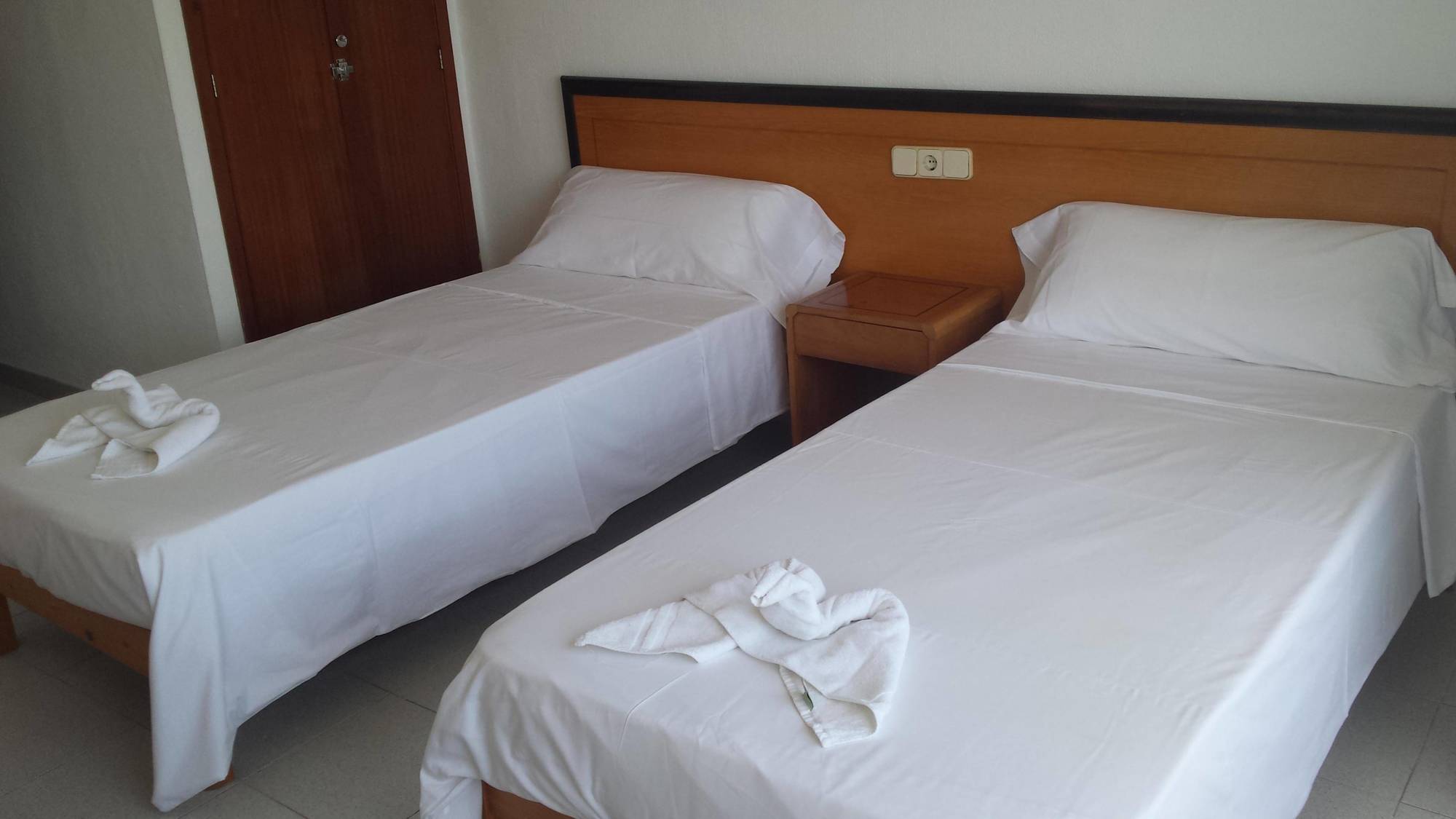 Hostal Port Corona Кала Ратхада Екстериор снимка