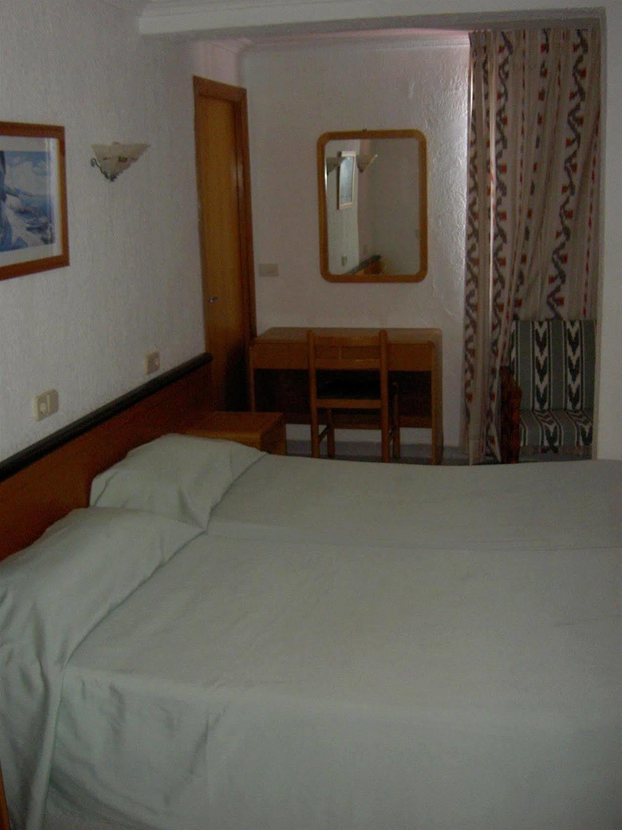 Hostal Port Corona Кала Ратхада Екстериор снимка