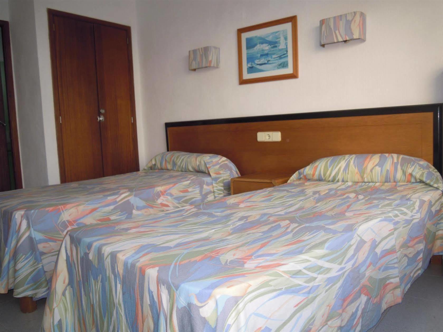Hostal Port Corona Кала Ратхада Екстериор снимка