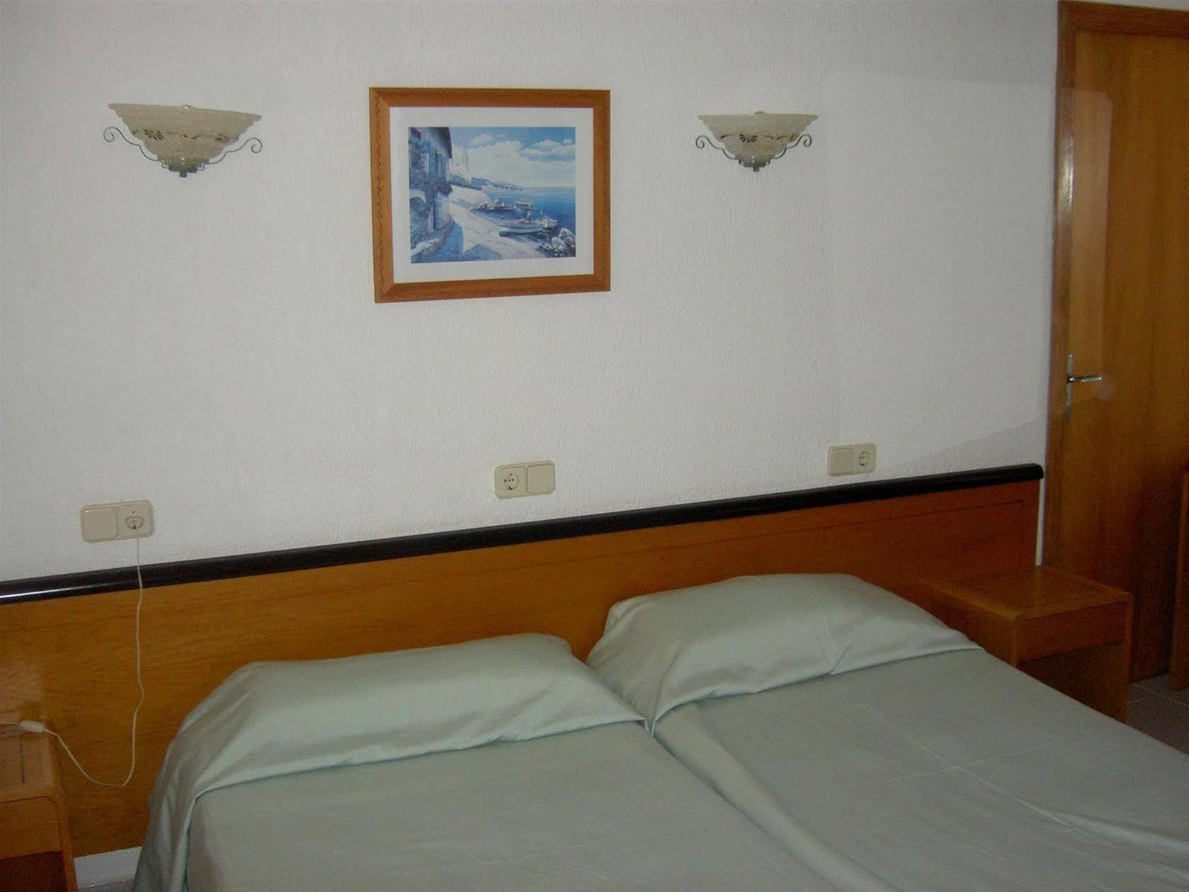 Hostal Port Corona Кала Ратхада Екстериор снимка