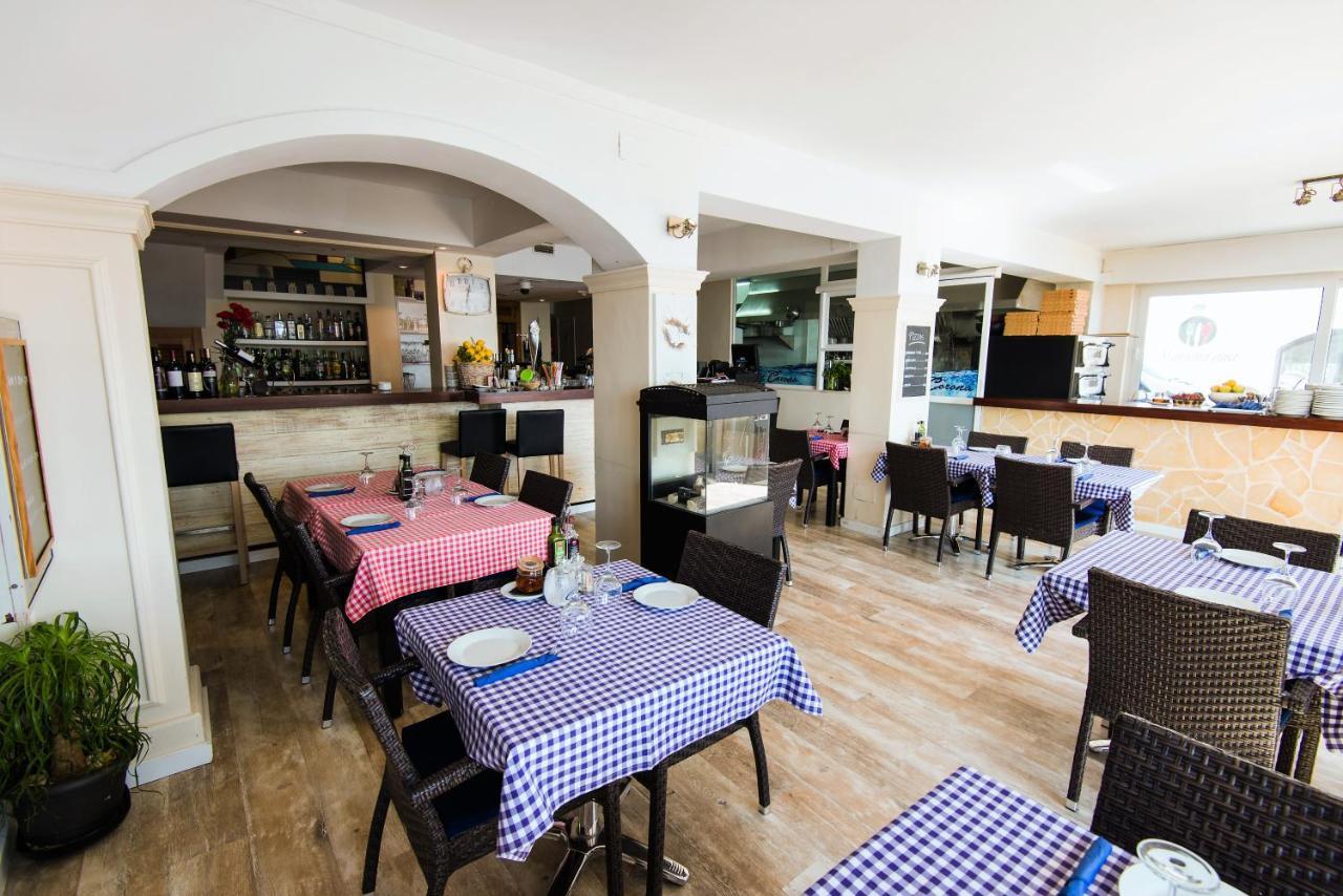 Hostal Port Corona Кала Ратхада Екстериор снимка